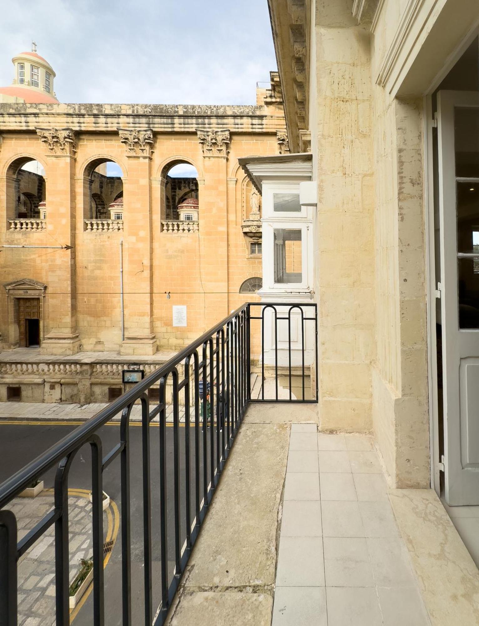Florette Suite Designer Finish With Stunning Lounge Terrace By Arcobnb Il-Furjana Exterior photo
